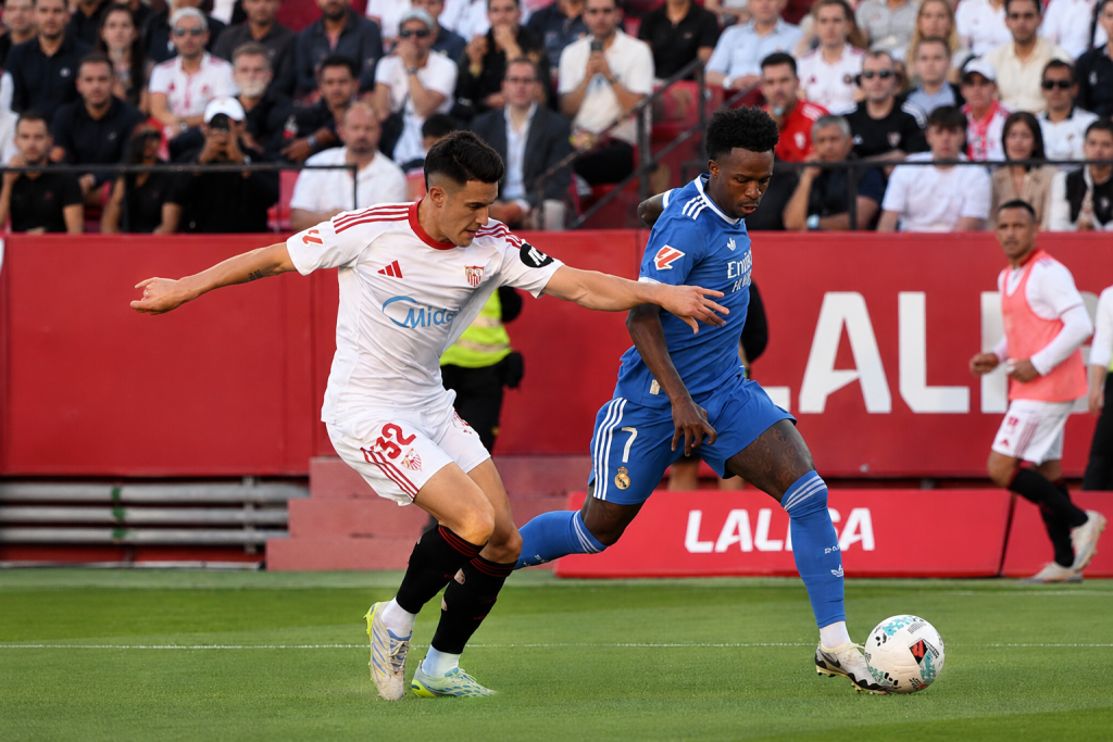vini-jr-marca-em-vitoria-do-real-madrid-sobre-o-sevilla-com-assistencia-de-mbappe